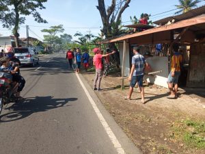 Pemdes Curungrejo dan Komunitas Kerja Bakti Bangun Warung Warga Tidak Mampu