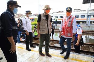 Ganjar Dampingi Menhub Cek Bandara dan Stasiun Tawang Usai Kebanjiran