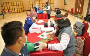 Mengurangi Penyebaran Covid 19, Nakes Klinik PT. IMIP Melaksanakan Vaksinasi