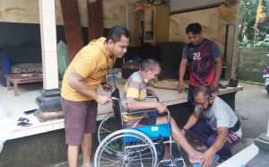 Hari Pers Nasional, Kabiro JBM Karangasem Bagikan 2 Kursi Roda di Selat
