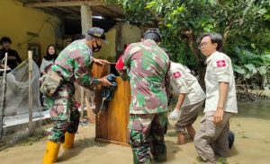 Karya Bakti TNI Kodim O604/Krw Membantu Masyarakat Paska Banjir
