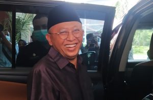 Masa Jabatan Bupati Berakhir, KH. A. Busyro Karim dan Istrinya Pulang ke Desa Bereji