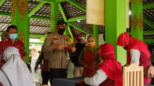 Kapolres Klaten Bersama Sejumlah Pejabat Cek Penerapan PPKM Mikro di Prambanan