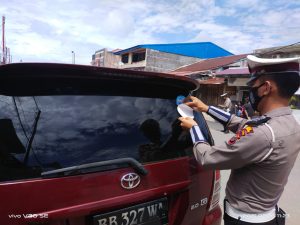 Ciptakan Pengendara Tertib, Sat Lantas Polres Nisel Bagikan Stiker Himbauan