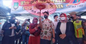 Usai Dilantik, Gibran-Teguh Langsung Pastikan Persiapan Vaksinasi di Pasar Gede Lancar 