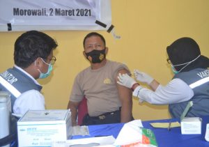 Puluhan Anggota Polres Morowali Jalani Vaksinasi Covid-19 Tahap Satu