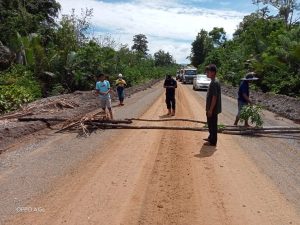 Diduga Akibat Aktifitas PT. Bumanik Pemilik Tambak Ikan Blokir Jalan Holling