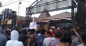 Aliansi Gabungan Mahasiswa Sumenep Demo Kantor BAPPEDA Terkait Rencana Perluasan Lokasi Penambangan Fosfat