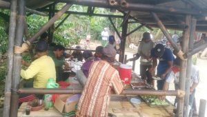 Masyarakat Kebun Tebu gotong royong bangun halaman Mushola At Taqwa