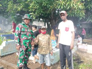Jelang Ramadhan, Koramil 1504-06/Nusaniwe Bersama Masyarakat Bersihkan TPU Pohon Mangga