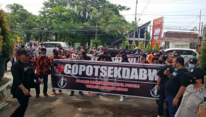 Puluhan Baju Hitam Dan Loreng Getol Suarakan #COPOTSEKDABWI