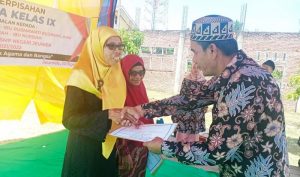 Kepala SMPN 1 Jeunieb Berikan Penghargaan Pada Rusmawati