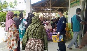 Diduga Puluhan Warga Keracunan dan Ratusan lainnya Mengungsi kekantor Camat Banda Alam