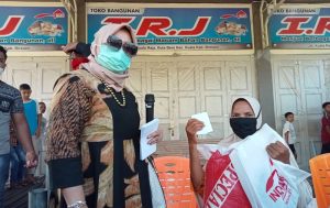 Sambut Ramadhan Hj. Rizayati Bagikan 1.000 Paket Daging Meugang dan 1.000 Zak Beras untuk Warga Miskin di Bireuen