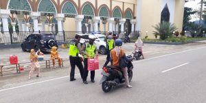Satlantas Polres Morowali Bagi-bagi Takjil Kepada Para Pengedara Jalan Raya