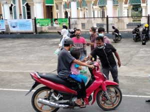 Ketua Dan Pengurus Perstajam Turun Ke Jalan Bagi Takjil Kepada Pengendara