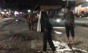 Wakil Bupati Bener Meriah Dailami Bersama Sejumlah Warga Menambal Jalan