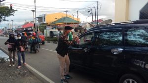 Peduli Umat, PC. GP Ansor Morowali Bagi-bagi Takjil Kepada Pengedara Jalan