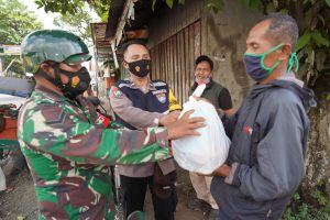 TNI-Polri Baksos ke Masyarakat Bawah Terdampak Covid-19