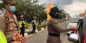 Dalam Rangka Hari Kartini, Polres Morowali Bagikan Ta’jil