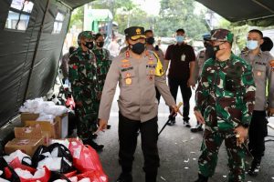Pangdam IV Diponegoro dan Kapolda Jateng Bagikan Takjil di Seputar Simpang 4 Kagok Kota Semarang