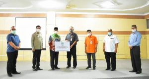 Peduli Mamuju, Bupati Bireuen Serahkan Bantuan Uang Tunai Rp 100 Juta
