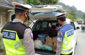 Polres Tanggamus Melaksanakan Penyekatan di Chekpoint Kota Agung.