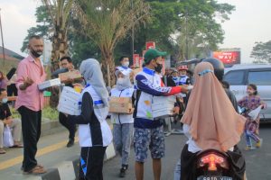 Indahnya Berbagi, BFI Finance Kuningan Bagi Takjil dan Santunan Anak Yatim Piatu
