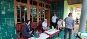 Komisi III DPRD Promal Kunjungi Rumah Longsor di Kebun Cengkeh.