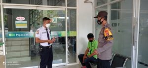 Bhabinkamtibmas Polsek Tempe Sambangi Wilayahnya Salah Satunya di Kantor Pegadaian