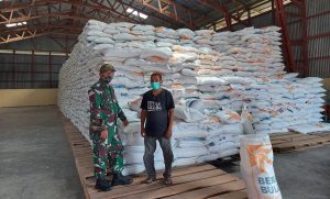 Danramil Salahatu Pantau Stok Beras Jelang Lebaran