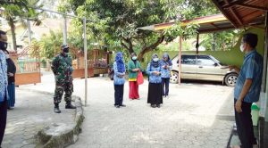 Koramil Karang Anyar Bersama Team PPKM Mikro Sambangi Warga Terkonfirmasi Covid-19