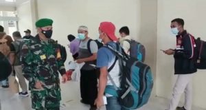 Upaya Memutus Rantai Covid-19, Babinsa Koramil 1015-09/Baamang Cek Penumpang Yang Tiba di Bandara H. Asan Sampit