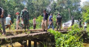 Tinjau Jembatan Penghubung Kecamatan Mentaya Hulu dan Kecamatan Telaga Antang