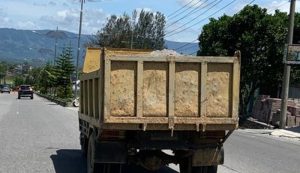 Truk Bermuatan Material Harus Ditutup Terpal