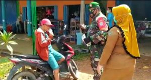 Cegah Penyebaran Covid-19, Babinsa Koramil 1015-17/Rtp Gencarkan PPKM Mikro