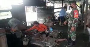 Babinsa Koramil 1015-07/Mentaya Hilir Utara Komsos Bersama Tukang Pandai Besi