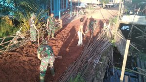 Peduli Kondisi Jalan Berlubang, Babinsa Koramil 1015-12/Parenggean Bersama Warga Timbun Jalan Rusak
