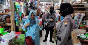 Polwan Polres Kebumen Sisir Pasar Ingatkan Protokol Kesehatan