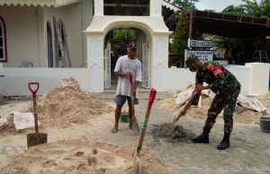 Peduli Sarana Ibadah, Babinsa Titawai Bantu Perbaikan Gereja