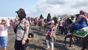 Polwan Himbau Prokes di Tempat Wisata Dengan Pengeras Suara