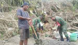 Babinsa dan Warga Dusun Wakpao Laksanakan Kerja Bakti Pembuatan Panel Listrik Tenaga Surya