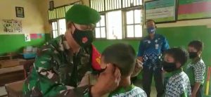 Babinsa Koramil 1015-09/Baamang Monitoring Protokol Kesehatan Pembelajaran Tatap Muka Terbatas Di Sekolah