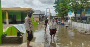 Bhabinkamtibmas Polsek Tempe Pantau Ketinggian Air di Pemukiman Warga, Antisipasi Bencana Banjir