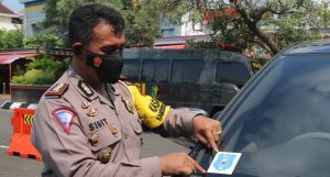 Gelar Operasi Arus Balik, Satlantas Polrestabes Semarang Lakukan Pemeriksaan Terhadap Kendaraan di Simpang Lima Semarang