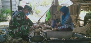Babinsa Koramil 1015-07/Mentaya Hilir Utara Komsos Bersama Pengrajin Cobek Tradidisional