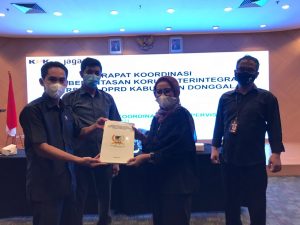 DPRD Donggala Serahkan Dokumen Temuan Pansus I TTG ke KPK