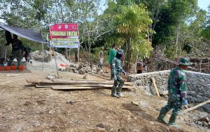 Bangun Desa Tanjung Harapan, Satgas TMMI ke 111 bahu-membahu bersama rakyat