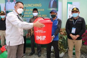Ciptakan Lingkungan Sehat dan Bersih, PT. IMIP Salurkan Ratusan Tong Sampah.
