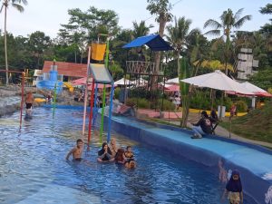 Balon udara, Kebun Binatang mini ada di Akbar Zoo
